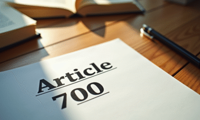 Document Article 700 sur un bureau en bois avec stylo et livre de droit