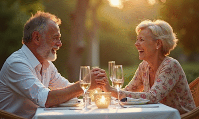 Couple d'âge moyen riant lors d'un dîner en plein air