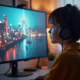 Jeune personne regardant une vidéo streaming sur un écran moderne