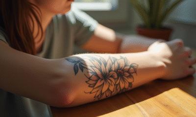Poignet d'une femme avec tatouage de fleur en focus